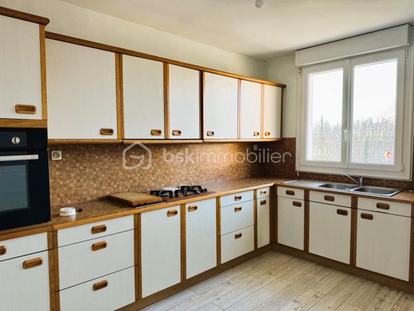 ERDEVEN, commune du littoral Breton, appartenant aux Grands Sites de France, le plus grand massif dunaire de Bretagne de GAVRES à QUIBERON , se situe cette maison de plain pied, des années 80, à moins de 10 minutes à pieds des grandes PLAGES de sable fin.
Cuisine dînatoire aménagée et équipée, séjour avec cheminée insert, 2 belles chambres, salle de douche à l’italienne. Wc séparé. Garage attenant avec mezzanine habitable. Double vitrage récent. Terrain clos d’environ 1000 m2.
Prenez rendez-vous, Exclusivement avec Edith L’Honoré, pour la découvrir .
