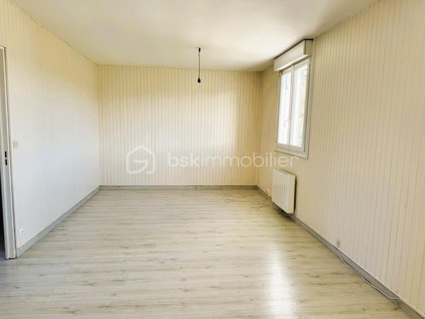 ERDEVEN, commune du littoral Breton, appartenant aux Grands Sites de France, le plus grand massif dunaire de Bretagne de GAVRES à QUIBERON , se situe cette maison de plain pied, des années 80, à moins de 10 minutes à pieds des grandes PLAGES de sable fin.
Cuisine dînatoire aménagée et équipée, séjour avec cheminée insert, 2 belles chambres, salle de douche à l’italienne. Wc séparé. Garage attenant avec mezzanine habitable. Double vitrage récent. Terrain clos d’environ 1000 m2.
Prenez rendez-vous, Exclusivement avec Edith L’Honoré, pour la découvrir .