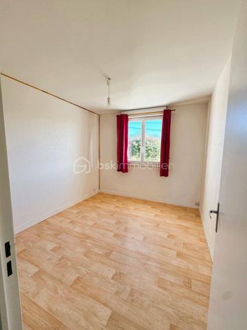 ERDEVEN, commune du littoral Breton, appartenant aux Grands Sites de France, le plus grand massif dunaire de Bretagne de GAVRES à QUIBERON , se situe cette maison de plain pied, des années 80, à moins de 10 minutes à pieds des grandes PLAGES de sable fin.
Cuisine dînatoire aménagée et équipée, séjour avec cheminée insert, 2 belles chambres, salle de douche à l’italienne. Wc séparé. Garage attenant avec mezzanine habitable. Double vitrage récent. Terrain clos d’environ 1000 m2.
Prenez rendez-vous, Exclusivement avec Edith L’Honoré, pour la découvrir .