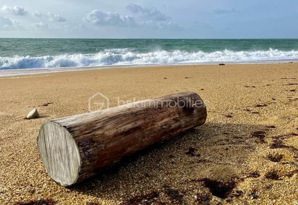 ERDEVEN, commune du littoral Breton, appartenant aux Grands Sites de France, le plus grand massif dunaire de Bretagne de GAVRES à QUIBERON , se situe cette maison de plain pied, des années 80, à moins de 10 minutes à pieds des grandes PLAGES de sable fin.
Cuisine dînatoire aménagée et équipée, séjour avec cheminée insert, 2 belles chambres, salle de douche à l’italienne. Wc séparé. Garage attenant avec mezzanine habitable. Double vitrage récent. Terrain clos d’environ 1000 m2.
Prenez rendez-vous, Exclusivement avec Edith L’Honoré, pour la découvrir .