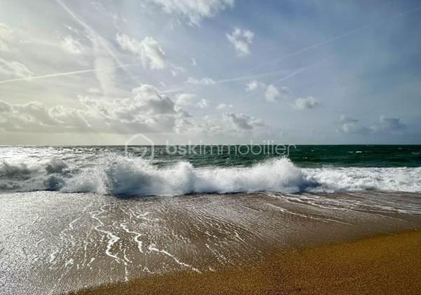ERDEVEN, commune du littoral Breton, appartenant aux Grands Sites de France, le plus grand massif dunaire de Bretagne de GAVRES à QUIBERON , se situe cette maison de plain pied, des années 80, à moins de 10 minutes à pieds des grandes PLAGES de sable fin.
Cuisine dînatoire aménagée et équipée, séjour avec cheminée insert, 2 belles chambres, salle de douche à l’italienne. Wc séparé. Garage attenant avec mezzanine habitable. Double vitrage récent. Terrain clos d’environ 1000 m2.
Prenez rendez-vous, Exclusivement avec Edith L’Honoré, pour la découvrir .
