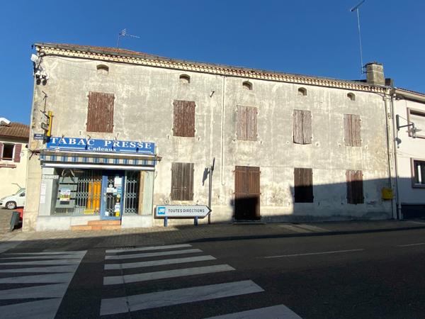 Maison de ville à rénover avec local commercial et jardin