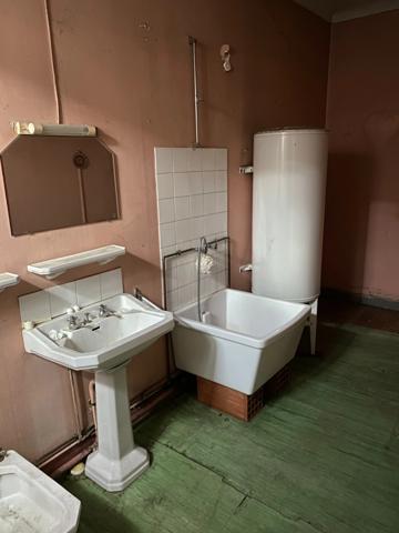 Maison de ville à rénover avec local commercial et jardin