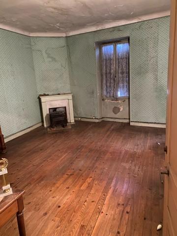 Maison de ville à rénover avec local commercial et jardin