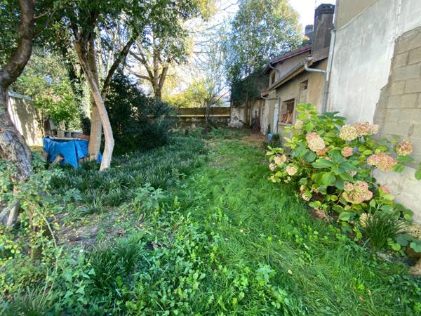 Maison de ville à rénover avec local commercial et jardin