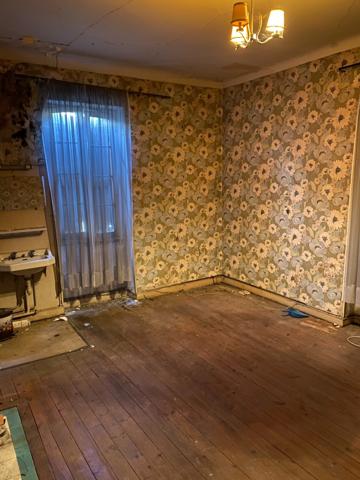 Maison de ville à rénover avec local commercial et jardin