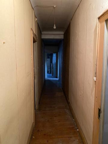 Maison de ville à rénover avec local commercial et jardin