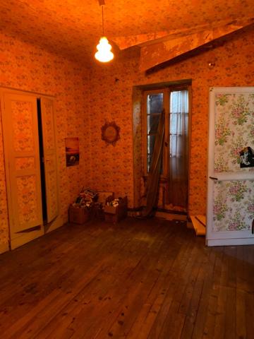 Maison de ville à rénover avec local commercial et jardin