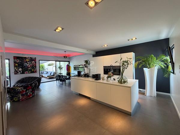 Demeure de prestige Osny 7 pièce(s) 221.05 m² 890 000 € **  - Référence  11289