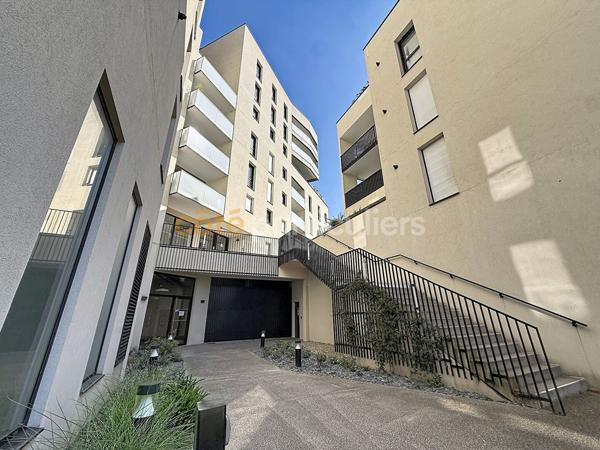 Vente
                Appartement66,69 m² - 3 Pièces -
                    ROUEN (76100)