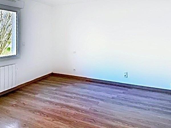 Cette jolie maison de plein pied avec un beau terrain.