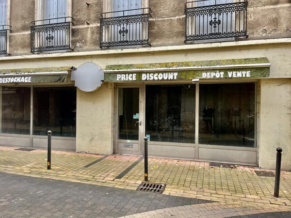 Villeneuve sur Lot, local commercial à rénover de 90 m² situé au centre ville sur un axe entre les Halles et la Cale dans le coeur historique de la ville. Les propriétaires feront le plafond à leur frais. Classe énergie incalculable. A faire après travaux , Villeneuve sur lot