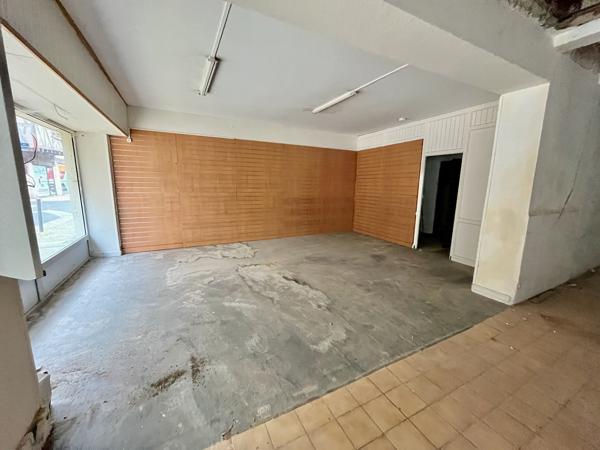 Villeneuve sur Lot, local commercial à rénover de 90 m² situé au centre ville sur un axe entre les Halles et la Cale dans le coeur historique de la ville. Les propriétaires feront le plafond à leur frais. Classe énergie incalculable. A faire après travaux , Villeneuve sur lot