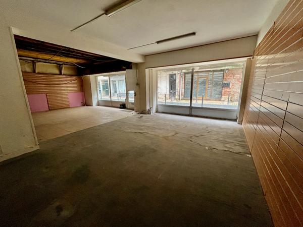 Villeneuve sur Lot, local commercial à rénover de 90 m² situé au centre ville sur un axe entre les Halles et la Cale dans le coeur historique de la ville. Les propriétaires feront le plafond à leur frais. Classe énergie incalculable. A faire après travaux , Villeneuve sur lot