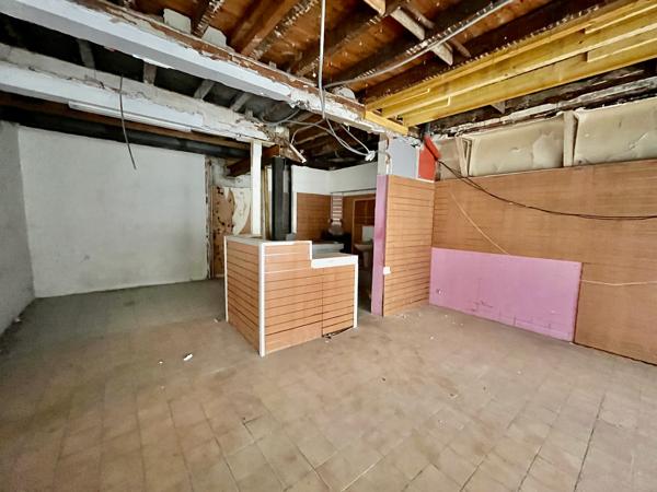 Villeneuve sur Lot, local commercial à rénover de 90 m² situé au centre ville sur un axe entre les Halles et la Cale dans le coeur historique de la ville. Les propriétaires feront le plafond à leur frais. Classe énergie incalculable. A faire après travaux , Villeneuve sur lot