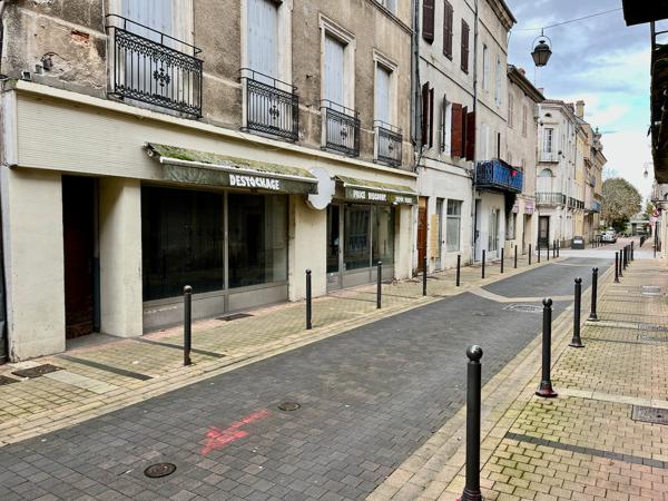 Villeneuve sur Lot, local commercial à rénover de 90 m² situé au centre ville sur un axe entre les Halles et la Cale dans le coeur historique de la ville. Les propriétaires feront le plafond à leur frais. Classe énergie incalculable. A faire après travaux , Villeneuve sur lot
