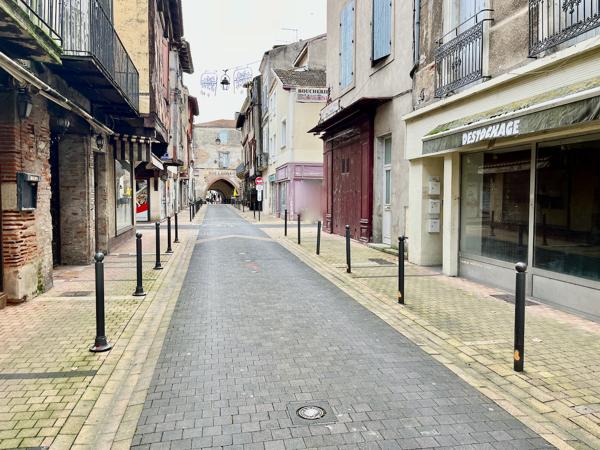 Villeneuve sur Lot, local commercial à rénover de 90 m² situé au centre ville sur un axe entre les Halles et la Cale dans le coeur historique de la ville. Les propriétaires feront le plafond à leur frais. Classe énergie incalculable. A faire après travaux , Villeneuve sur lot