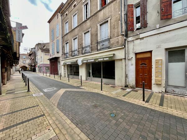 Villeneuve sur Lot, local commercial à rénover de 90 m² situé au centre ville sur un axe entre les Halles et la Cale dans le coeur historique de la ville. Les propriétaires feront le plafond à leur frais. Classe énergie incalculable. A faire après travaux , Villeneuve sur lot