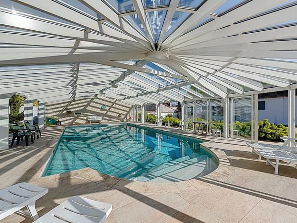 Superbe demeure dans le centre ville de Gouvernes - 212 m2 - 5 chambres (possibilité 7) - piscine chauffée - dépendances - garage double et cave - jardin de 3935 m2