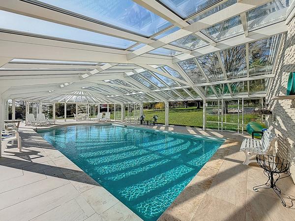 Superbe demeure dans le centre ville de Gouvernes - 212 m2 - 5 chambres (possibilité 7) - piscine chauffée - dépendances - garage double et cave - jardin de 3935 m2