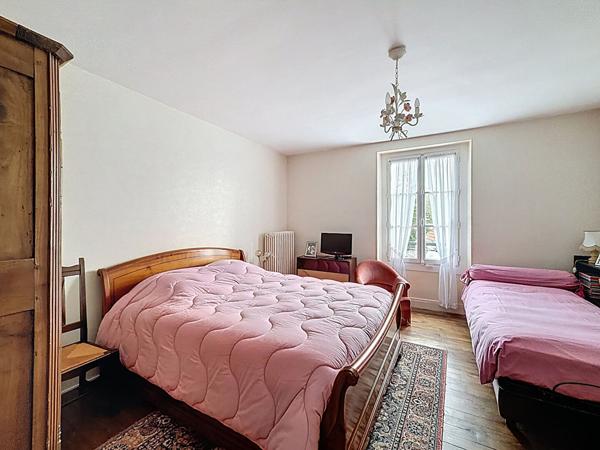 Superbe demeure dans le centre ville de Gouvernes - 212 m2 - 5 chambres (possibilité 7) - piscine chauffée - dépendances - garage double et cave - jardin de 3935 m2