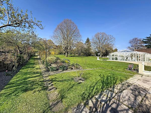 Superbe demeure dans le centre ville de Gouvernes - 212 m2 - 5 chambres (possibilité 7) - piscine chauffée - dépendances - garage double et cave - jardin de 3935 m2