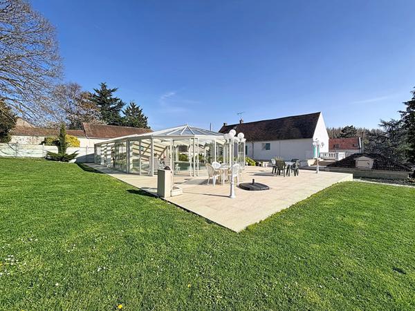 Superbe demeure dans le centre ville de Gouvernes - 212 m2 - 5 chambres (possibilité 7) - piscine chauffée - dépendances - garage double et cave - jardin de 3935 m2
