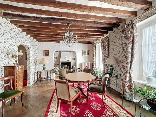 Superbe demeure dans le centre ville de Gouvernes - 212 m2 - 5 chambres (possibilité 7) - piscine chauffée - dépendances - garage double et cave - jardin de 3935 m2