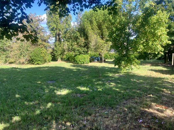 ENSEMBLE IMMOBILIER AVEC MAISON SPACIEUSE ET TERRAINS À BÂTIR - le Mesnil en Vallée