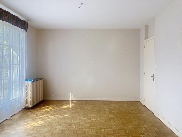 ENSEMBLE IMMOBILIER AVEC MAISON SPACIEUSE ET TERRAINS À BÂTIR - le Mesnil en Vallée