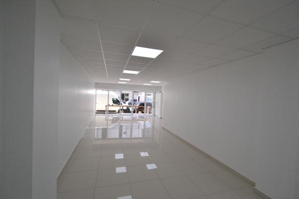 Pointe-à-Pitre (97110) Local refait à neuf rue très passante centre ville