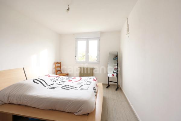 ENSEMBLE IMMOBILIER AVEC MAISON, GRANDS GARAGES, Grand terrain ET ANCIENNE BOUTIQUE DE STATION-SERVICE – AXE TRÈS PASSANT – CHÂTELLERAULT