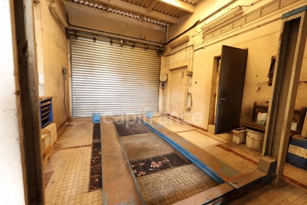 ENSEMBLE IMMOBILIER AVEC MAISON, GRANDS GARAGES, Grand terrain ET ANCIENNE BOUTIQUE DE STATION-SERVICE – AXE TRÈS PASSANT – CHÂTELLERAULT