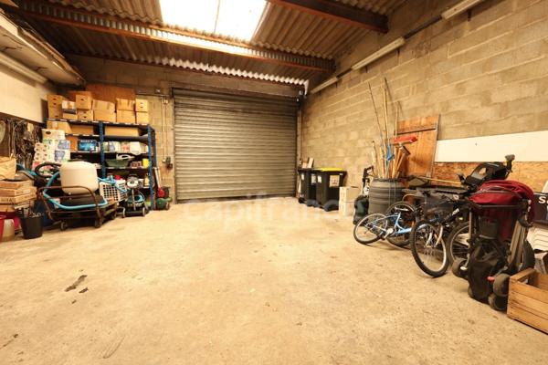 ENSEMBLE IMMOBILIER AVEC MAISON, GRANDS GARAGES, Grand terrain ET ANCIENNE BOUTIQUE DE STATION-SERVICE – AXE TRÈS PASSANT – CHÂTELLERAULT