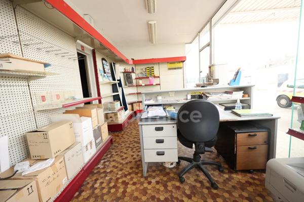 ENSEMBLE IMMOBILIER AVEC MAISON, GRANDS GARAGES, Grand terrain ET ANCIENNE BOUTIQUE DE STATION-SERVICE – AXE TRÈS PASSANT – CHÂTELLERAULT