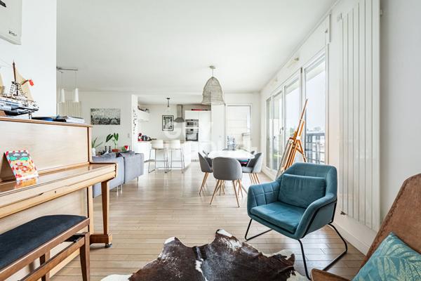 APPARTEMENT 5 PIECES EN DERNIER ETAGE AVEC TERRASSE, PARKINGS ET CAVE