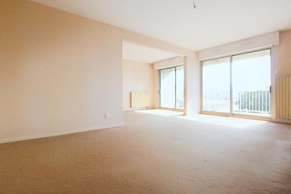 Appartement de type 5 d'environ 104M² avec balcon.