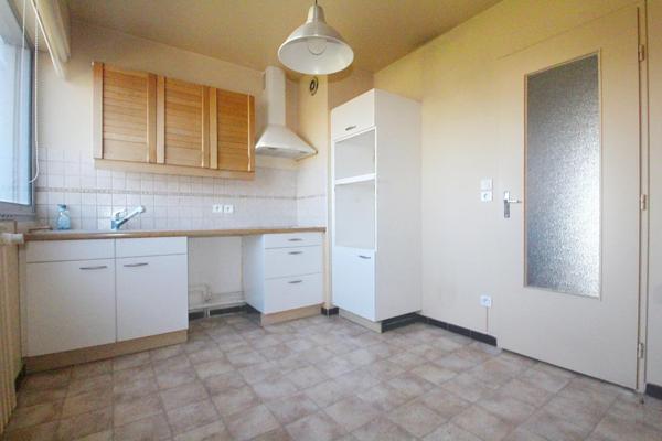 Appartement de type 5 d'environ 104M² avec balcon.