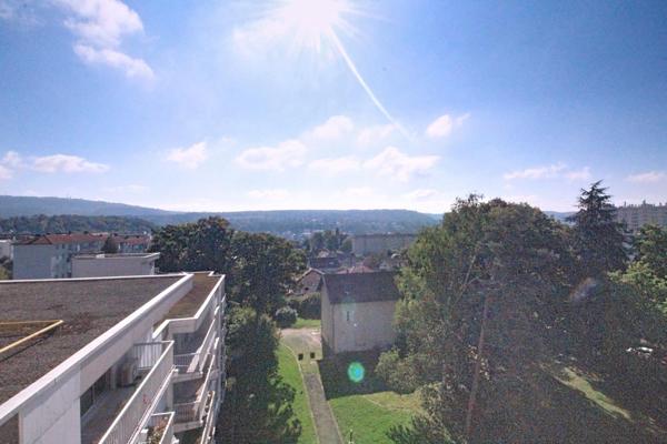 Appartement de type 5 d'environ 104M² avec balcon.