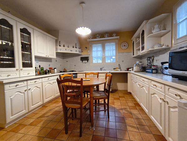 MAISON BORD DE MER PROCHE COMMERCES/ BEAU TERRAIN