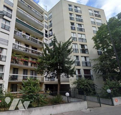Un studio, une cave et un parking