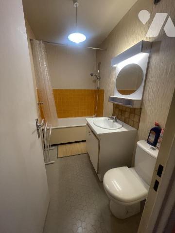 Un studio, une cave et un parking