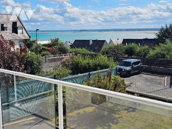 Aux portes de Cancale, maison avec superbe vue mer de la terrasse, comprenant : une entrée, sal...