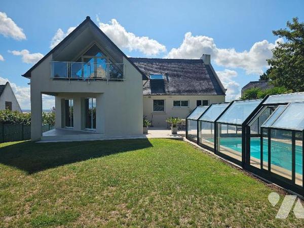Aux portes de Cancale, maison avec superbe vue mer de la terrasse, comprenant : une entrée, sal...