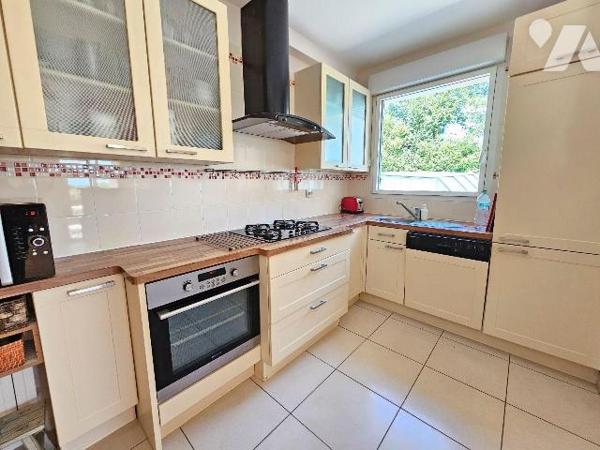 Aux portes de Cancale, maison avec superbe vue mer de la terrasse, comprenant : une entrée, sal...