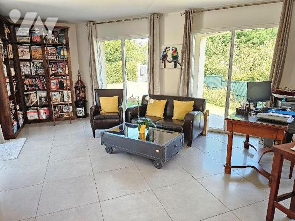 Aux portes de Cancale, maison avec superbe vue mer de la terrasse, comprenant : une entrée, sal...