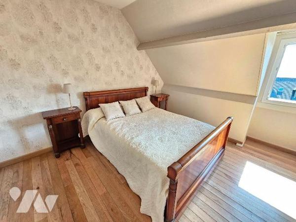 Aux portes de Cancale, maison avec superbe vue mer de la terrasse, comprenant : une entrée, sal...