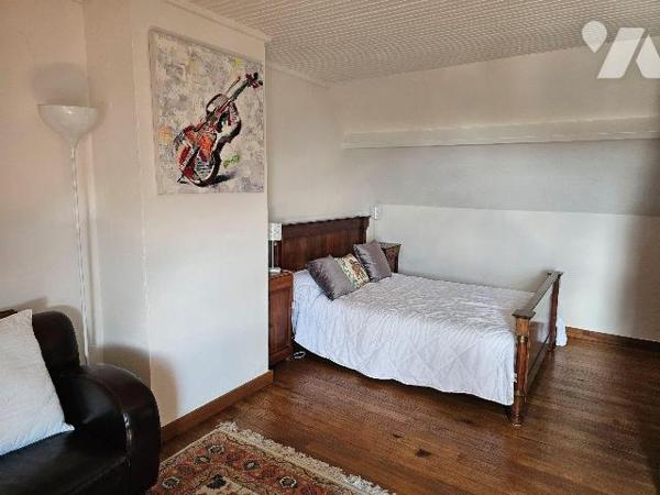 Aux portes de Cancale, maison avec superbe vue mer de la terrasse, comprenant : une entrée, sal...