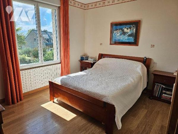 Aux portes de Cancale, maison avec superbe vue mer de la terrasse, comprenant : une entrée, sal...