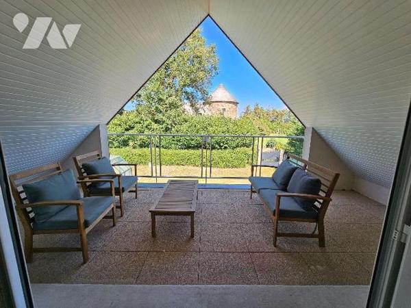 Aux portes de Cancale, maison avec superbe vue mer de la terrasse, comprenant : une entrée, sal...